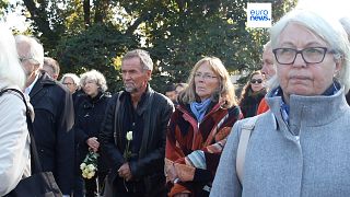 Images euronews de la foule réunie pour la minute de silence sur le quai de la gare de Berlin-Grünewald en mémoire aux premiers déportés juifs. 18 octobre 2023