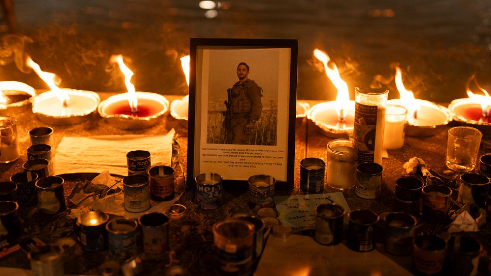 Снимките на паднал израелски войник се виждат до запалени свещи
