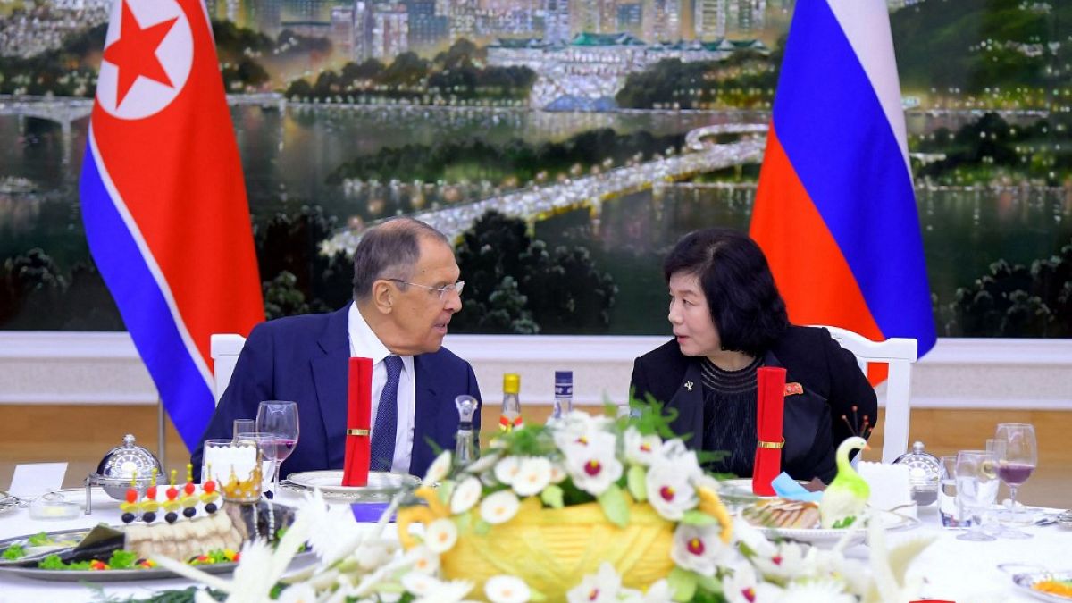 Szergej Lavrov orosz külügyminiszter (balra) észak-koreai vezetőkkel tárgyalt Phenjanban
