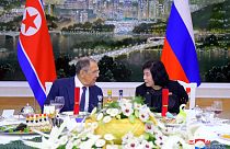 Szergej Lavrov orosz külügyminiszter (balra) észak-koreai vezetőkkel tárgyalt Phenjanban