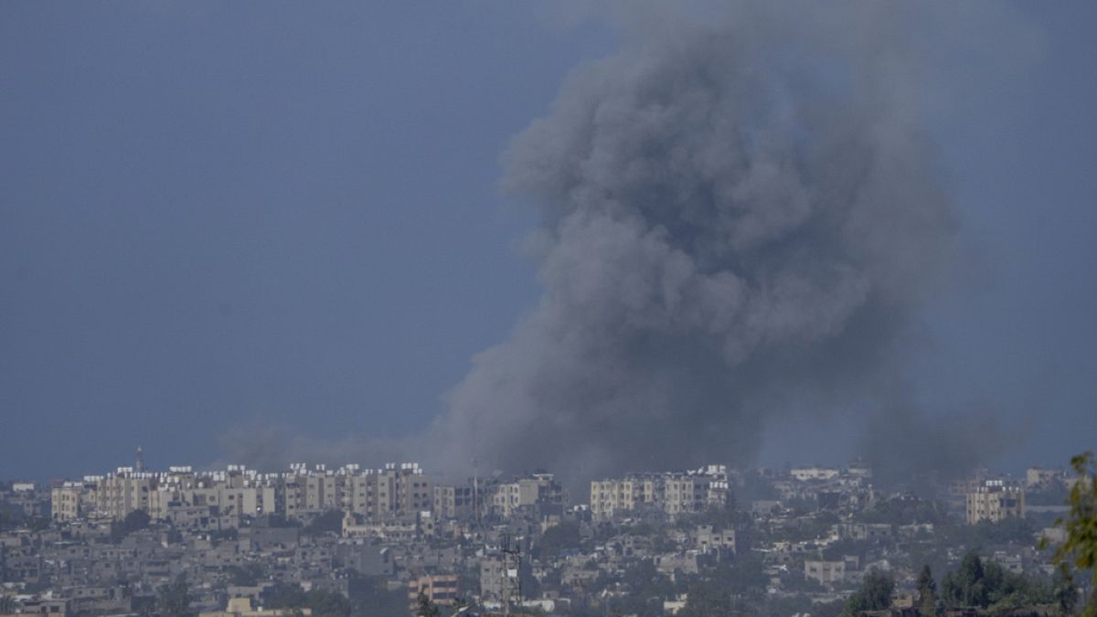 Καπνός ανεβαίνει μετά από ισραηλινή αεροπορική επιδρομή στη Λωρίδα της Γάζας, όπως φαίνεται από το νότιο Ισραήλ, Πέμπτη, Οκτ. 19, 2023