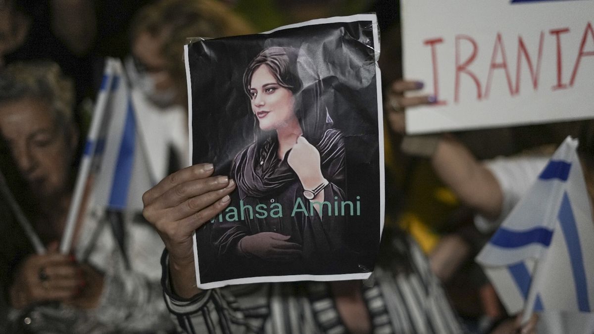 Des femmes participent à une manifestation contre la mort de Mahsa Amini, une femme décédée lors de sa garde à vue en Iran, lors d'un rassemblement à Tel Aviv, le 29 octobre 2022\. 