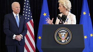 Präsident Joe Biden und die Präsidentin der Europäischen Kommission Ursula von der Leyen sprechen am Freitag, den 25\. März 2022, in Brüssel mit der Presse über den russischen Einmarsch in der Ukraine. 