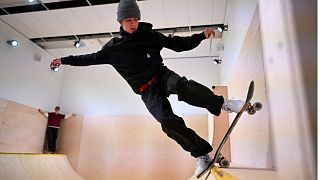  Ездачи от скейтборд тима на Converse CONS извършват на мини-рампата на изложбата SKATEBOARD в музея на дизайна в Лондон. 