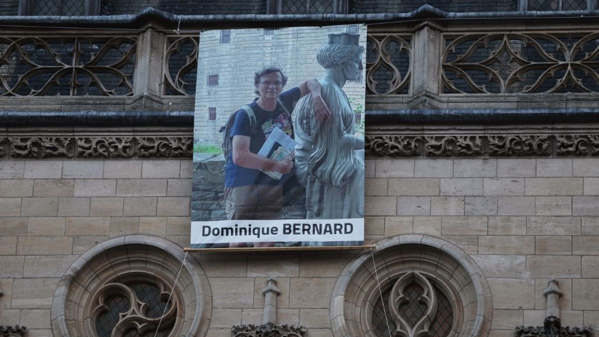 Esta fotografía tomada el 19 de octubre de 2023 muestra el retrato del profesor francés Dominique Bernard expuesto en la pared del ayuntamiento de Arras