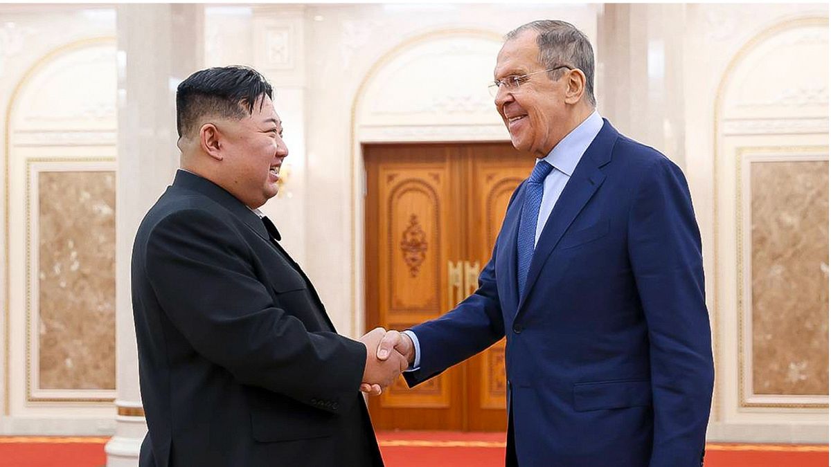 الزعيم الكوري كيم جونغ أون (يسار) ووزير الخارجية الروسي سيرجي لافروف يحييان بعضهما البعض خلال اجتماع في بيونغ يانغ، كوريا الشمالية، يوم الخميس 19 أكتوبر 2023.