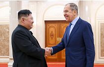 الزعيم الكوري كيم جونغ أون (يسار) ووزير الخارجية الروسي سيرجي لافروف يحييان بعضهما البعض خلال اجتماع في بيونغ يانغ، كوريا الشمالية، يوم الخميس 19 أكتوبر 2023.