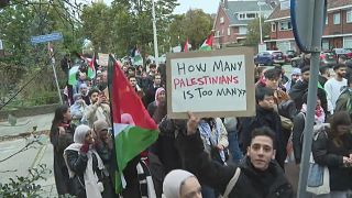  المتظاهرون في الشوارع خارج محكمة العدل الدولية في لاهاي في هولندا، في 18 أكتوبر/تشرين الأول تضامناً مع الفلسطينيين.