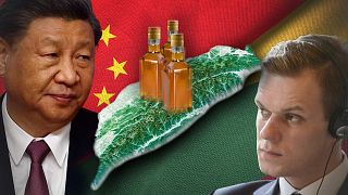 Hszi Csin-ping kínai elnök, néhány üveg rum, és Gabrielius Landsbergis litván külügyminiszter