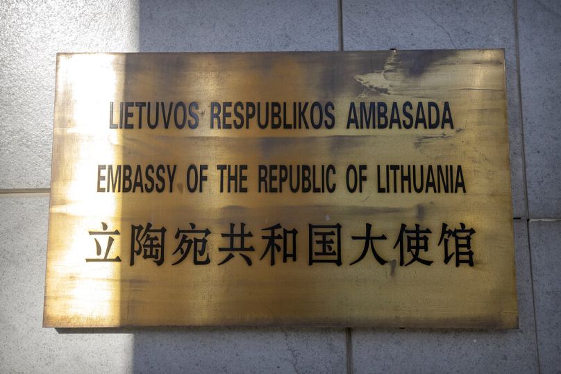A pekingi litván nagykövetség táblája 2021-ben