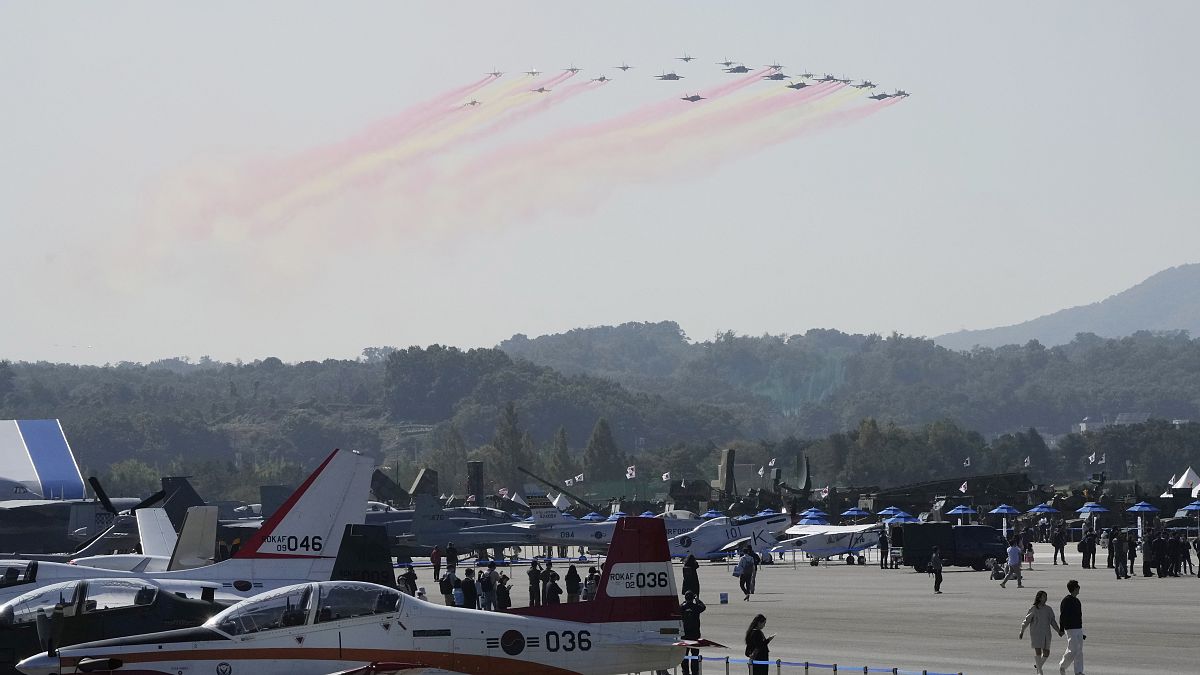مقاتلات القوات الجوية الكورية الجنوبية تحلق خلال معرض سيول الدولي للفضاء والدفاع 2023 في قاعدة سيول الجوية في سيونغنام، كوريا الجنوبية، الاثنين 16 أكتوبر 2023.