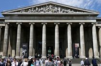 زوار يسيرون خارج المتحف البريطاني في بلومزبري، لندن، الجمعة 26 يونيو 2015.
