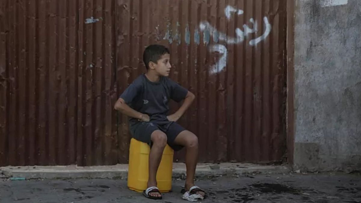 طفل من غزة ينتظر الفرج عساه يحصل على قطرة ماء