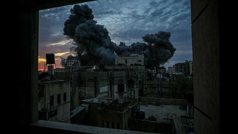 دخان كثيف متصاعد من غارة إسرائيلية على غزة