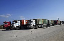 Illusztráció: segélyrakományt szállító kamionok a rafahi határátkelőnél
