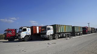 Illusztráció: segélyrakományt szállító kamionok a rafahi határátkelőnél