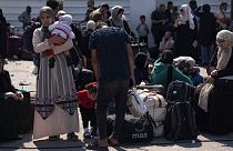 زنان و کودکان فلسطینی در انتظار به امید بازگشایی گذرگاه رفح به سوی مصر در تاریخ ۱۶ اکتبر ۲۰۲۳