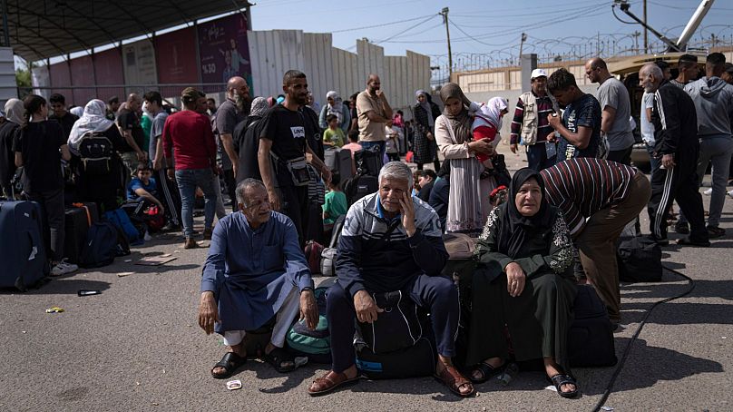 فلسطینی‌های منتظر در پشت مرز با مصر به تاریخ ۱۶ اکتبر ۲۰۲۳