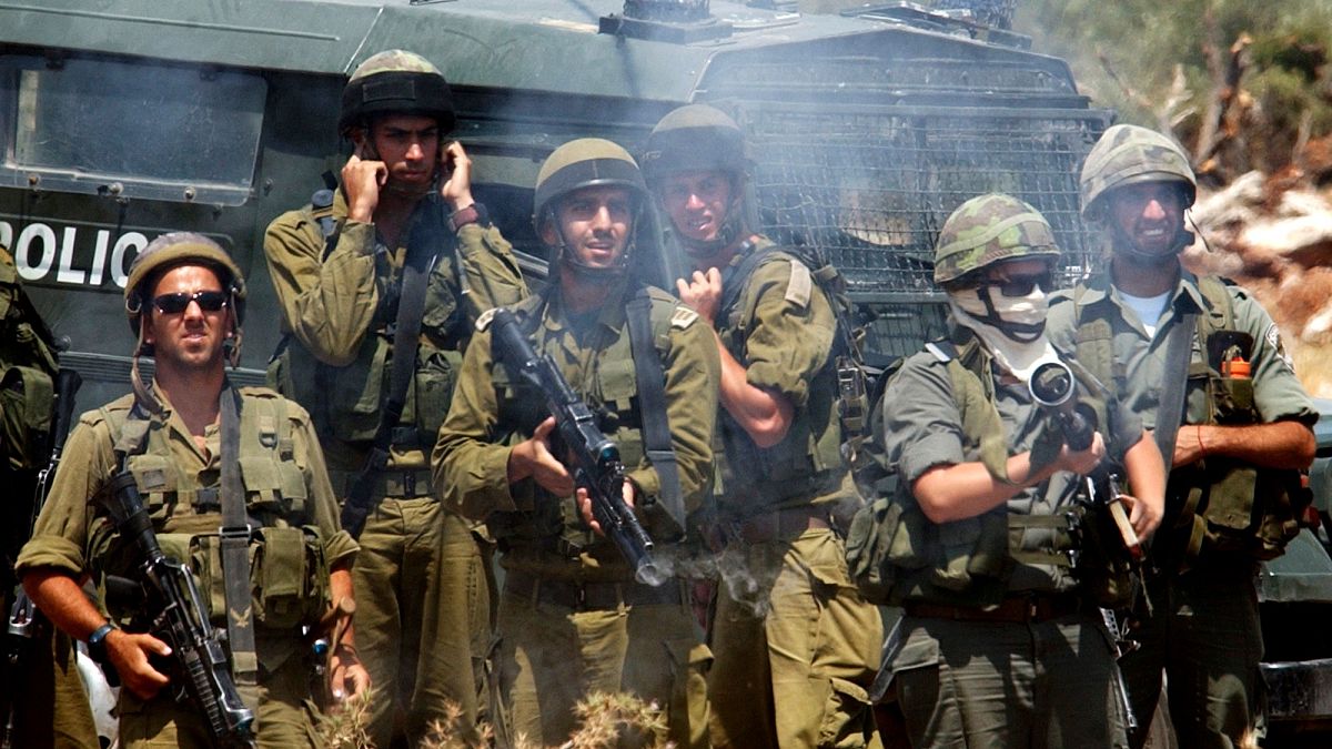 قوات من الجيش الإسرائيلي بالقرب من مدينة نابلس الضفة الغربية 2004.
