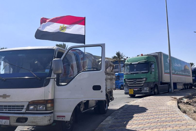 Mısır'da insani yardım taşıyan tır konvoyları Gazze'ye giriş yapmak için bekliyor