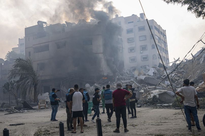 Kara harekatına hazırlanan İsrail Gazze'yi havadan vurmaya devam ediyor