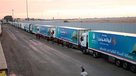 Грузовики с гуманитарной помощью на КПП Рафах