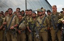 Soldados israelitas ouvem o Ministro da Defesa de Israel, Yoav Gallant