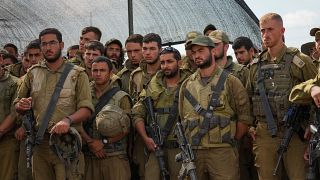 Soldados israelitas ouvem o Ministro da Defesa de Israel, Yoav Gallant