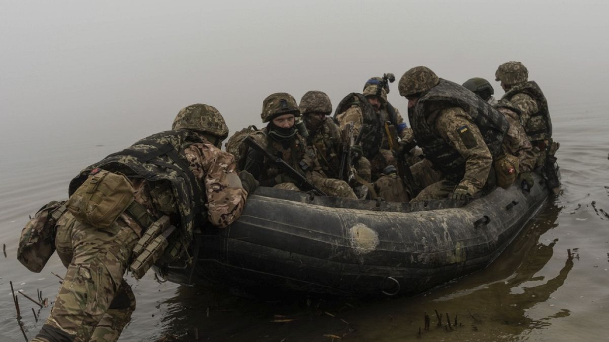 Un groupe de marines ukrainiens navigue depuis la rive du Dniepr sur la ligne de front près de Kherson, Ukraine, samedi 14 octobre 2023. 