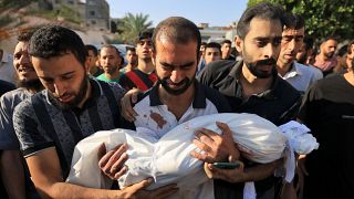 فلسطيني من عائلة المجايدة يحمل جثمان ابنه الذي قتلته غارة إسرائيلية على خانيونس جنوب قطاع غزة. التاريخ 19.10.23 