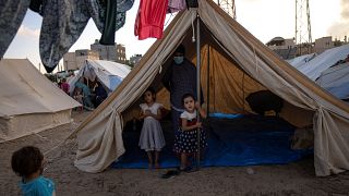 أطفال فلسطينيون نزحوا بسبب القصف الإسرائيلي على قطاع غزة ويقيمون في مخيم في خان يونس