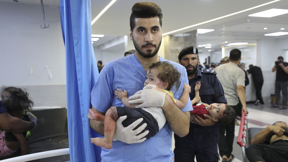 Палестински деца, ранени при израелски удари, са докарани в болница
