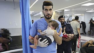  Палестинските деца, ранени при израелски удари, са докарани в болница Шифа в град Газа в сряда, 11 октомври 2023 година 