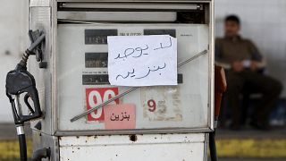 لافتة مكتوب عليها "لا يوجد بنزين" في محطة وقود في غزة