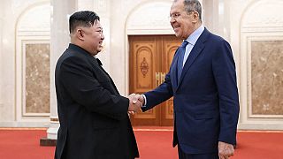 Северокорейский лидер Ким Чен Ын и министр иностранных дел России Сергей Лавров на встрече в Пхеньяне.