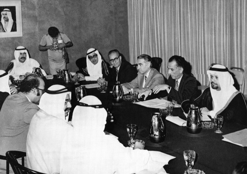 Petrol İhraç Eden Ülkeler Örgütü'nün (OPEC) altı üyesinden oluşan bir alt komite, Kuveyt'teki petrol fiyatlarını incelemek üzere 3 Kasım 1973'te toplanmıştı (arşiv)