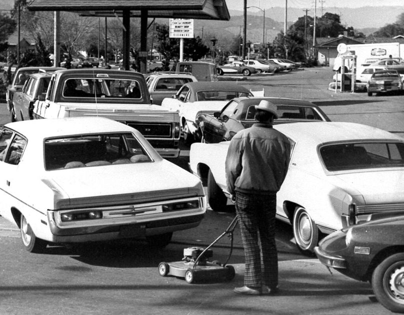 Arap ülkelerince konulan 1973 petrol ambargosu sonrası ABD'de benzin istasyonunda bekleyen araçlar (arşiv)