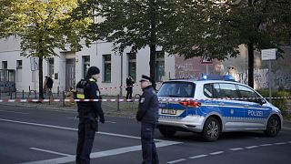 Rendőrök őrzik Berlinben azt a zsinagógát, amelyre a napokban két Molotov-koktélt dobtak