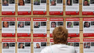 Bilderwand mit Fotos der Entführten in Tel Aviv 