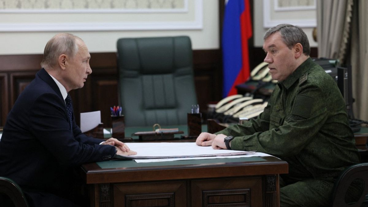 Rostow am Don: Der russische Präsident Putin im Gespräch mit dem Leiter des Generalstabes