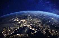Europa bei Nacht aus dem Weltraum betrachtet, mit beleuchteten Städten