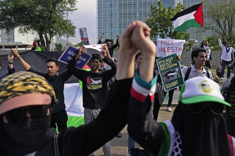 Endonezya'nın çeşitli kentlerinde toplanan kalabalıklar, cuma namazı sonrası İsrail'in Gazze saldırılarını protesto etti