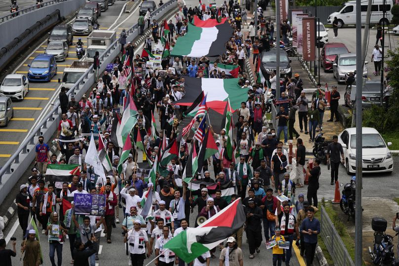 Malezda'da ülke genelinde çeşitli kentlerde cuma namazı sonrası Filistin'le dayanışma gösterileri düzenlendi