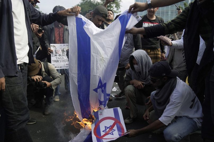 Endonezya'da göstericiler, İsrail bayraklarını ateşe verdi