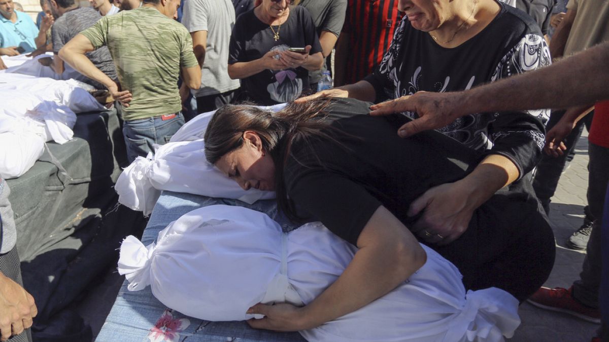 Eine Palästinenserin trauert um Angehörige, die bei einem Angriff unweit einer christlich-orthodoxen Kirche in Gaza-Stadt getötet wurden