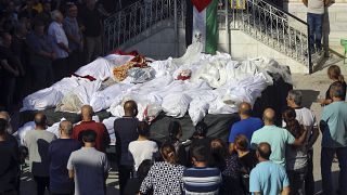 Familiares asisten al funeral de palestinos que fueron asesinados en ataques aéreos israelíes que alcanzaron una iglesia, en la ciudad de Gaza, 20/10/2023