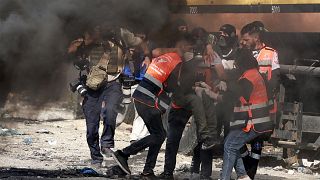 Парамедики несут пострадав во время столкновений на северном въезде в Рамаллах, в районе израильского поселения Бейт-Эль, 20 октября 2023 года.