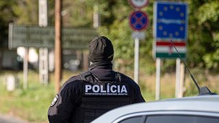 Polícia eslovaco vigia a fronteira com a Hungria, dentro do Espaço Schengen