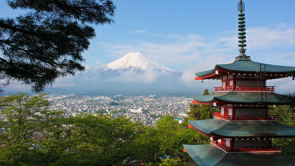 В планината Фуджи опасенията за замърсяването и безопасността нарастват, тъй