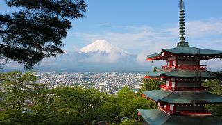 В планината Фуджи нарастват опасенията по отношение на замърсяването и сигурността, защото тапите от човешки трафик задръстват скатовете. 